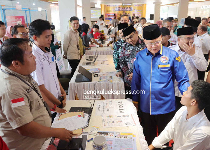 Gubernur Bengkulu Rohidin Mersyah berbincang dengan salah satu para pencari kerja yang mendatangi kegiatan Job Fair tahun 2023 Disnakertrans Provinsi Bengkulu di Atrium Bencoolen Mall, Rabu (11/10/2023). Foto Rio Susanto Bengkulu Ekspress