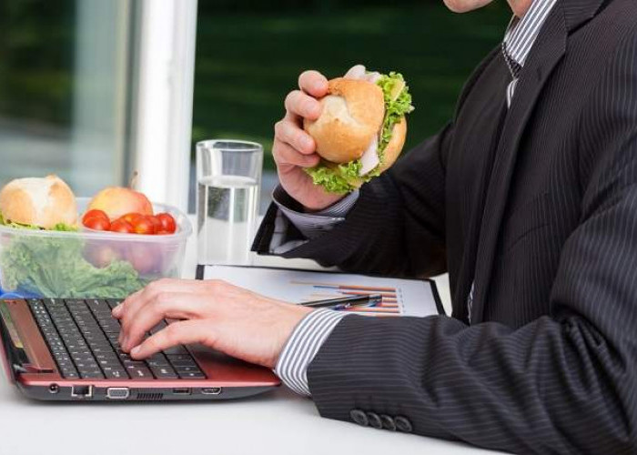 Makan Siang di Kantor Bolehkah Sambil Lanjut Aktivitas Bekerja?