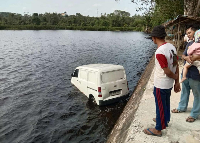 Mobil Ekspedisi Terjun ke Danau Dendam, Sopir Tak Sadarkan Diri