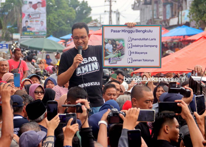 Calon Presiden nomor urut Satu Anis Baswedan melakukan kunjungan ke Pasar Minggu Kota Bengkulu dalam rangkaian kegiatan kampanye di Provinsi Bengkulu, Rabu (6/12/2023). Foto Rio Susanto Bengkulu Ekspress