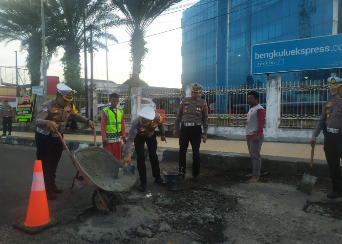 Bahayakan Pengguna Jalan, Dit Lantas Polda Bengkulu Tambal Jalan Rusak di Simpang Skip