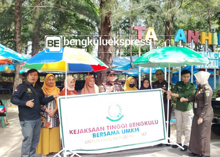 Dagangannya Dibeli dan Dikasih Payung untuk Jualan, Pedagang Ini Sumringah Usai Ketemu Para Jaksa