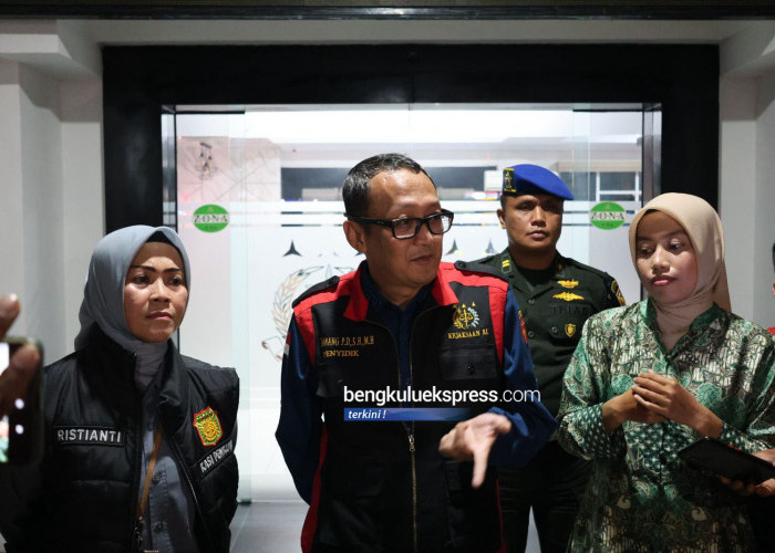Kejati Bengkulu kembali menetapkan dan menahan Dua orang tersangka kasus dugaan tindak pidana korupsi pengelolaan anggaran di Sekretariat DPRD Provinsi Bengkulu tahun 2024 yakni  LSS dan RM selaku Pejabat Pelaksana Teknis Kegiatan (PPTK), Kamis 10 Juli 2025. Foto Istimewa: Penkum Kejati Bengkulu