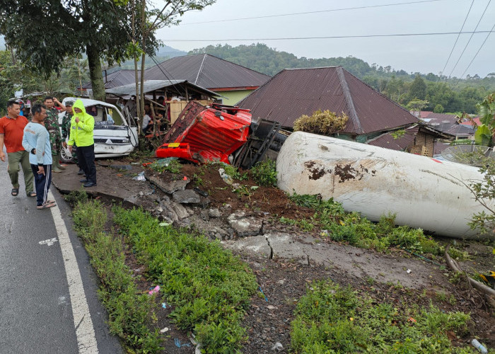 Truk LPG Tabrak Pick Up di Rejang Lebong, Lima Orang Luka-Luka