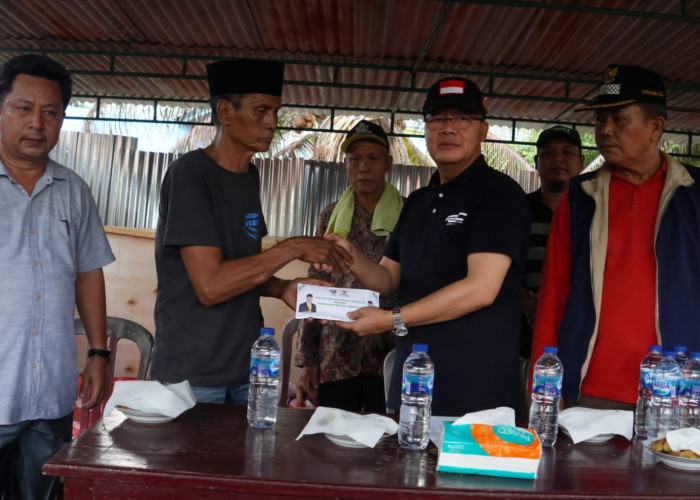 Gubernur Rohidin Serahkan Bantuan Korban Kebakaran di Desa Talang Arah