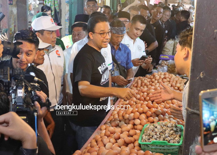 Calon Presiden nomor urut Satu Anis Baswedan melakukan kunjungan ke Pasar Minggu Kota Bengkulu dalam rangkaian kegiatan kampanye di Provinsi Bengkulu, Rabu (6/12/2023). Foto Rio Susanto Bengkulu Ekspress
