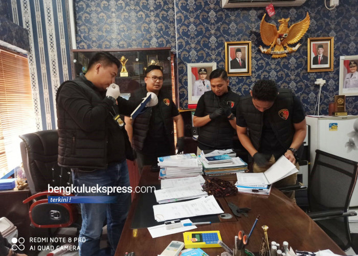 Subdit Tipikor Ditreskrimsus Polda Bengkulu yang dipimpin Kasubdit Tipikor Kompol. M Syahir Fuad Rangkuti melakukan penggeledahan kantor dan rumah pribadi Direktur PDAM Tirta Hidayah Kota Bengkulu terkait kasus dugaan korupsi dan gratifikasi penerimaan pegawai harian lepas (PHL), Kamis, 10 Juli 2025.
Foto: Istimewa