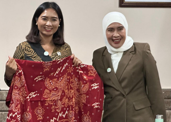 Waka I DPRD RL Kenalkan Batik Kaganga ke Wamenpar