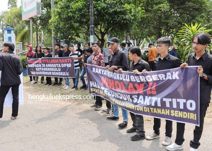 Massa Rakyat Bengkulu Bergerak (RBB) kembali melakukan aksi  demonstrasi menyuarakan penolakan PJ Walikota Bengkulu Arif Gunadi yang ditunjuk oleh Mendagri Tito Karnavian di depan Kantor DPRD Kota Bengkulu, Selasa (10/10). Foto Rio Susanto Bengkulu Ekspress
