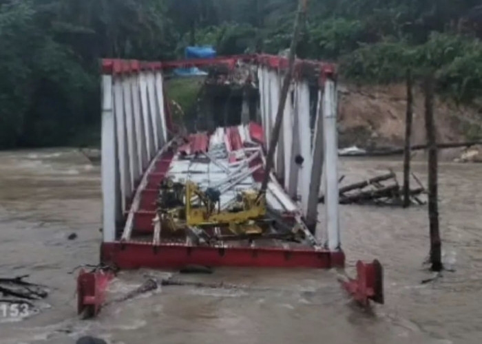 Disapu Banjir Bandang, Rangka Jembatan Lubuk Selandak Mukomuko Ambrol ke Sungai