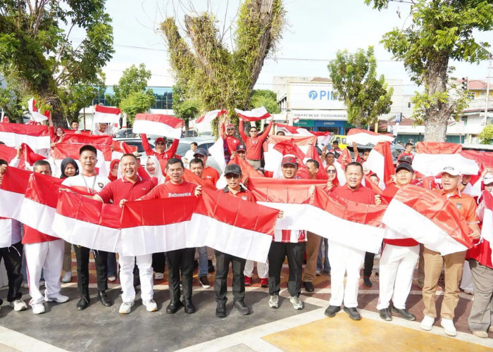 Semarak HUT Ke-81 RI, Pemkot Bengkulu Bagikan 5.000 Bendera Merah Putih untuk Warga