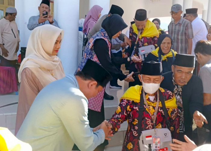 Bupati Bengkulu Utara Lepas 29 CJH, Diberangkatkan ke Tanah Suci Via Padang