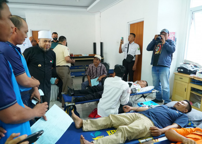 Gubernur Helmi Serahkan Ambulans Untuk PMI Bengkulu di Hari Donor Darah Sedunia