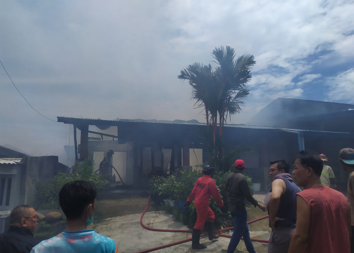 Kebakaran di Kelurahan Anggut, 1 Rumah Ludes Terbakar