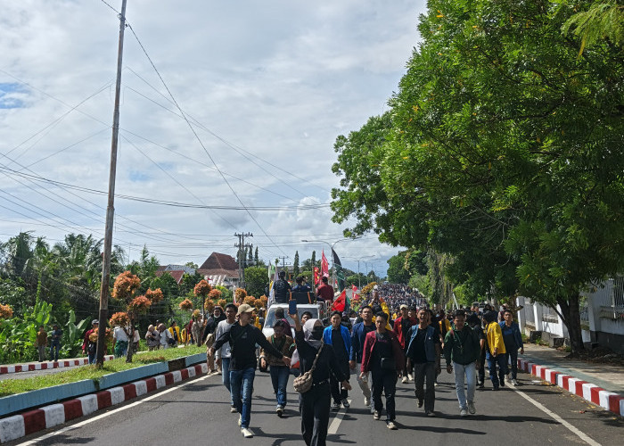Ribuan Mahasiswa Kepung Kantor DPRD Provinsi Bengkulu