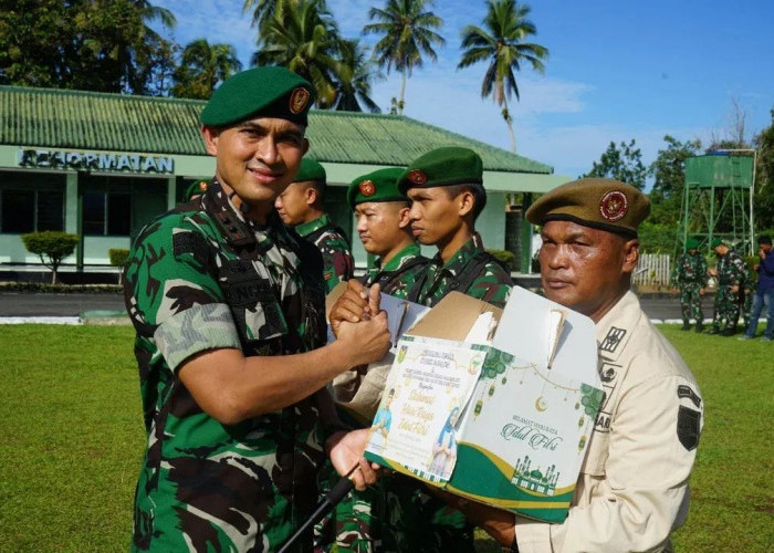 Dandim 0408/BS Bagikan Bingkisan Lebaran untuk Personel dan PNS