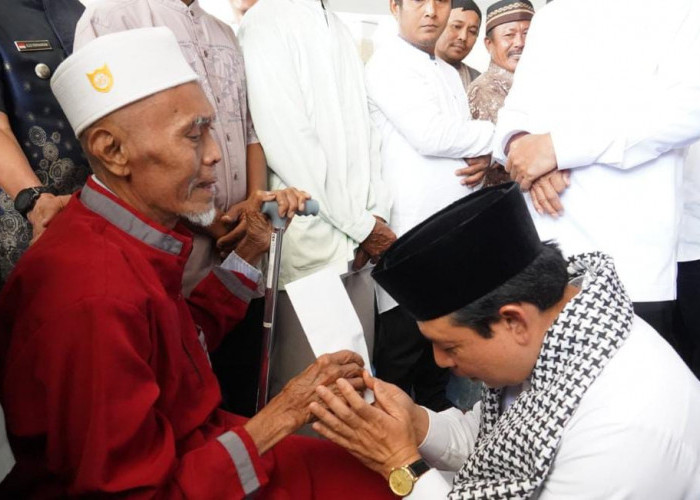 Moment Peringati Maulid Nabi, Walikota Serahkan Bantuan ke Warga Kurang Mampu