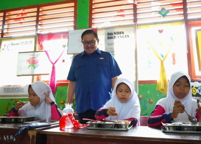 Diresmikan Hari Ini! Pj Wali Kota Bengkulu Tinjau Program Makan Bergizi Gratis 