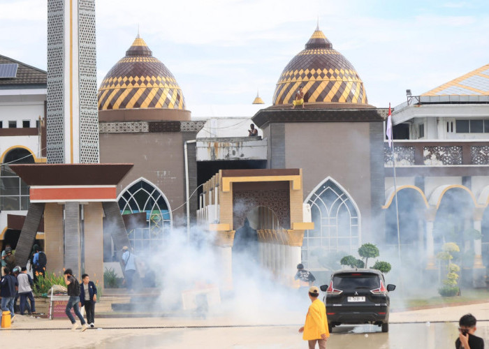 Gas air mata polisi mengarah ke pelataran Masjid Raya Baitul Izzah  saat membubarkan massa aksi  