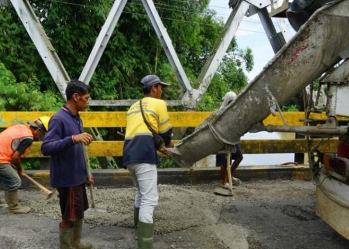 Jalan di Jembatan Kampung Kelawi Dicor Semen Setelah Diprotes Warga