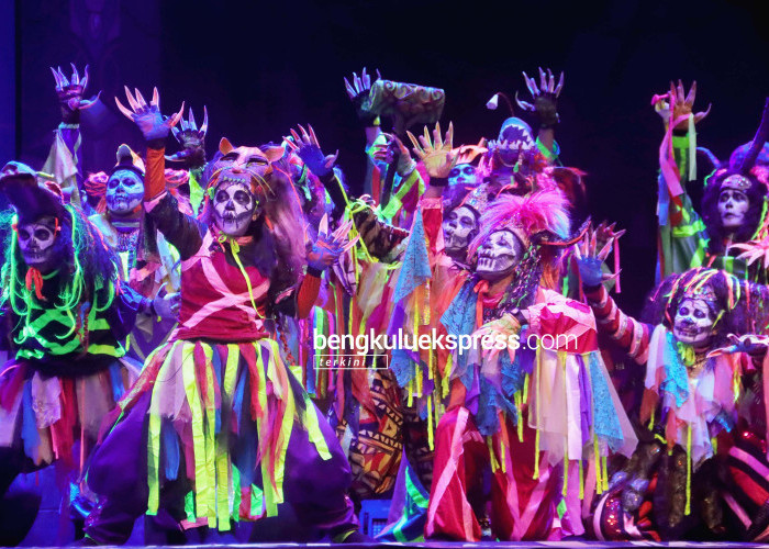 Teater Koma yang disponsori Kementerian Pendidikan, Kebudayaan, Riset dan Teknologi menggelar pentas teater bertajuk Roro Jonggrang di Benteng Marlborough Kota Bengkulu, Sabtu (25/11/2023). Foto Rio Susanto Bengkulu Ekspress