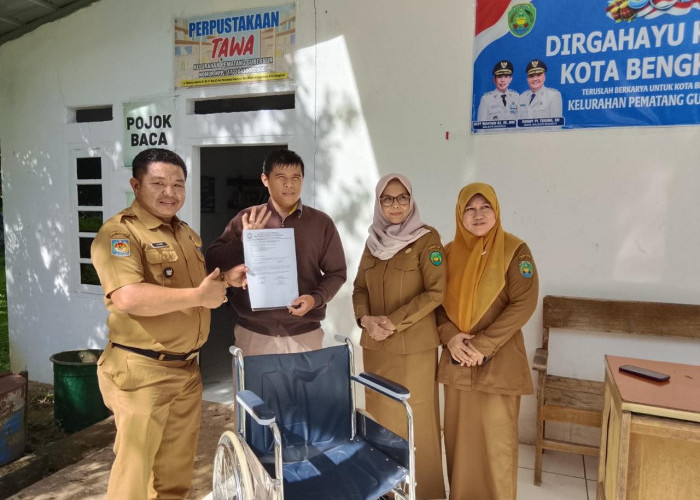 Pemkot Bengkulu Serahkan Bantuan Kursi Roda untuk Warga Pematang Gubernur