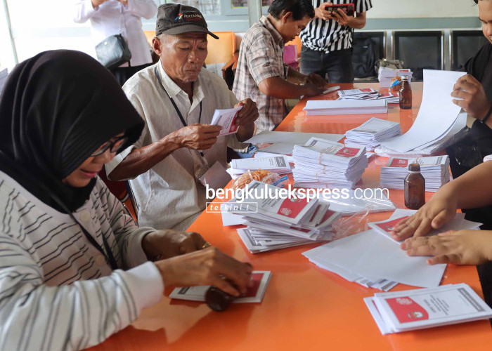 Petugas melakukan pelipatan surat suara pemilihan presiden dan wakil presiden Pemilu 2024 di Kantor KPU Kota Bengkulu. Selasa (12/11). Pelipatan ini melibatkan sekitar 57 orang petugas yang direkrut dari warga sekitar kantor KPU Kota Bengkulu, dengan besaran upah Rp 275 per lembar. Foto Rio Susanto Bengkulu Ekspress