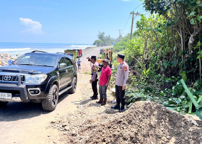 Polsek Batik Nau Gandeng Pengusaha Lokal Tangani Darurat Jalan Nasional Amblas di Serangai
