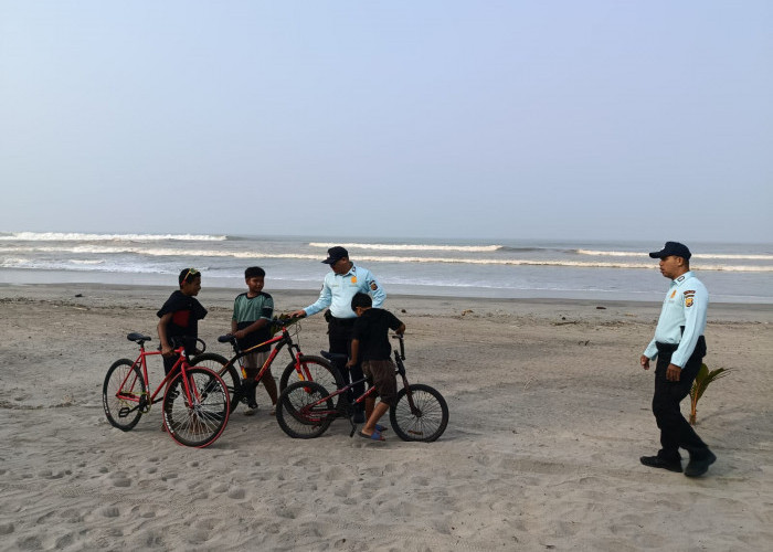 Polda Bengkulu Perkuat Pengamanan Pantai Panjang, Polisi Sapa Wisatawan dan Pedagang