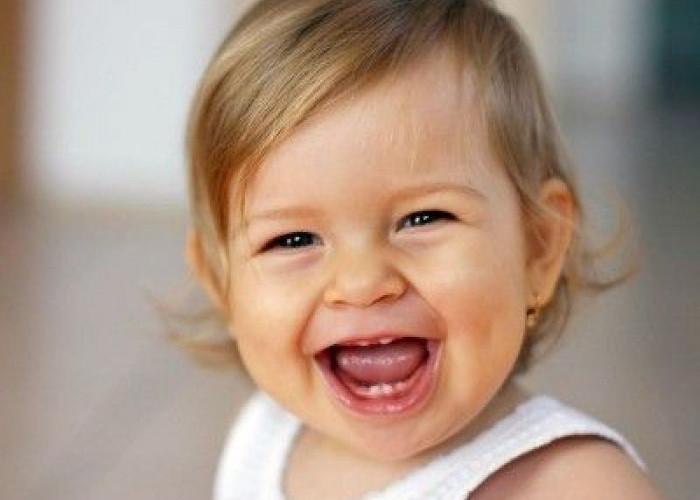 Kenali Tanda-Tanda Kemunculan Gigi Pertama Bayi dan Cara Mengatasi Gejalanya 