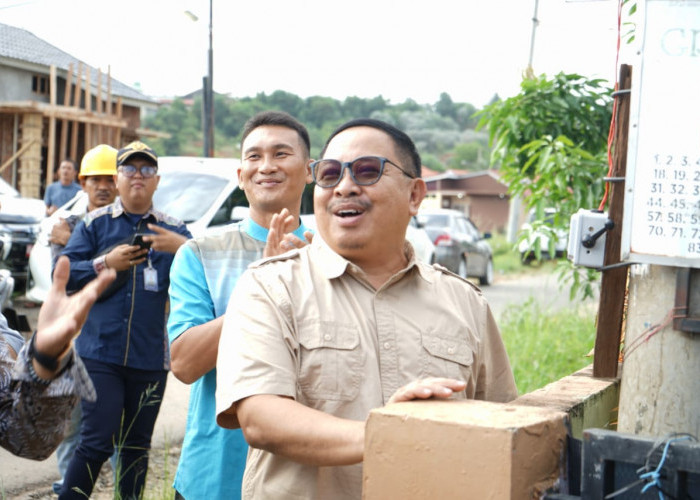 Kota Bengkulu Terang Benderang, Pj Walikota Pasang LPJU di Pemukiman Warga