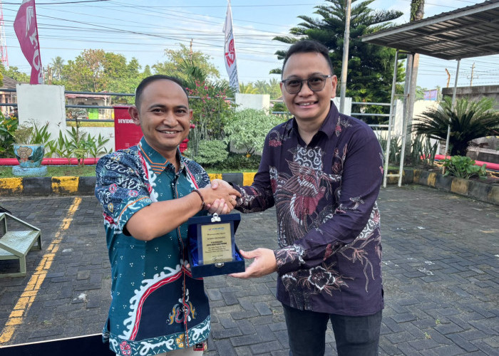 10 Tahun Mengabdi, Karyawan Astra Motor Bengkulu Diganjar Emas 