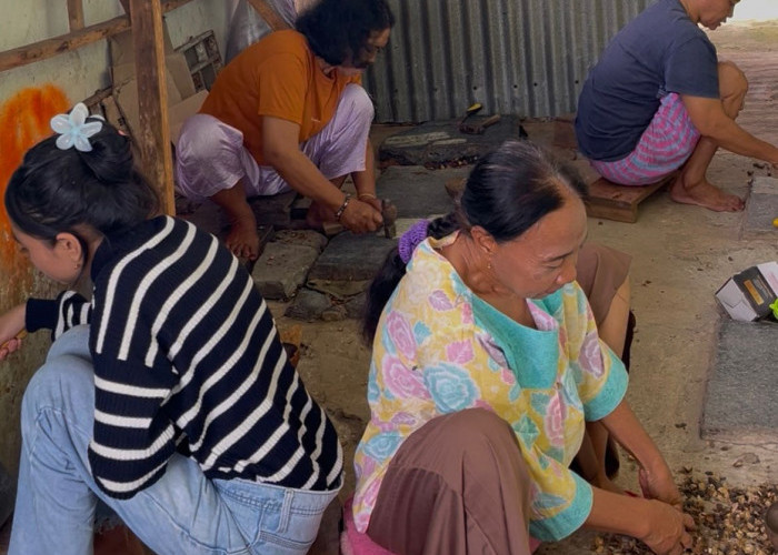 Rasmawati, Perempuan Tangguh di Balik Renyahnya Emping Melinjo Bengkulu