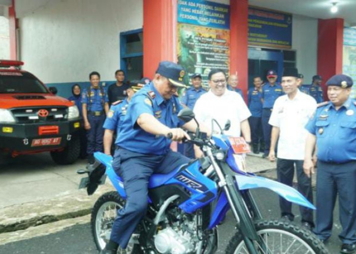 Kinerja Memuaskan, Damkar Kota Bengkulu Diberi Reward 1 Unit Sepeda Motor dari Pj Walikota
