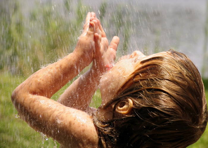 Benarkah Minum Air Hujan Bisa Membuat Anak Jadi Pintar? 