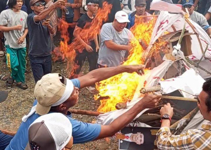 Ricuh di Depan Bawaslu Bengkulu Selatan, Massa Paslon 02 Dihalau Gas Air Mata