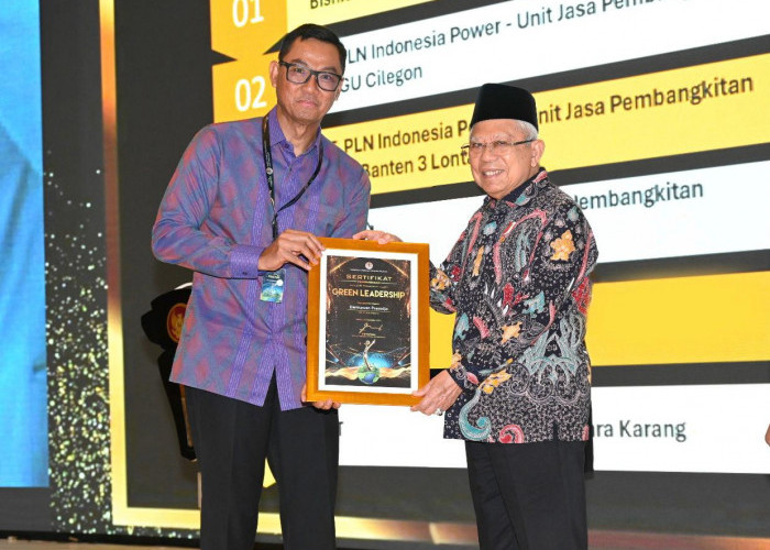 Dua Tahun Berturut-turut Direktur Utama PT PLN (Persero) Darmawan Prasodjo Raih Green Leadership Utama Award
