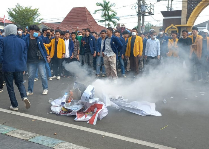 Tak Bisa Temui Anggota DPRD Provinsi Bengkulu, Demonstran Mulai Bakar Spanduk 