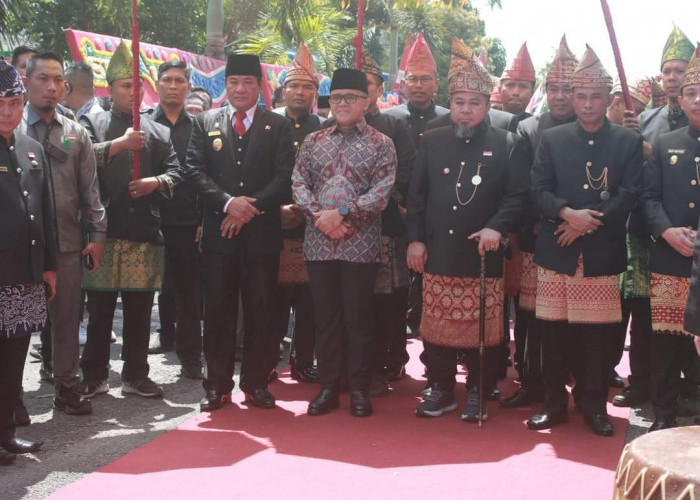 Ketua DPRD Kota Bengkulu Sambut Kedatangan Menpan RB, Azwar Anas