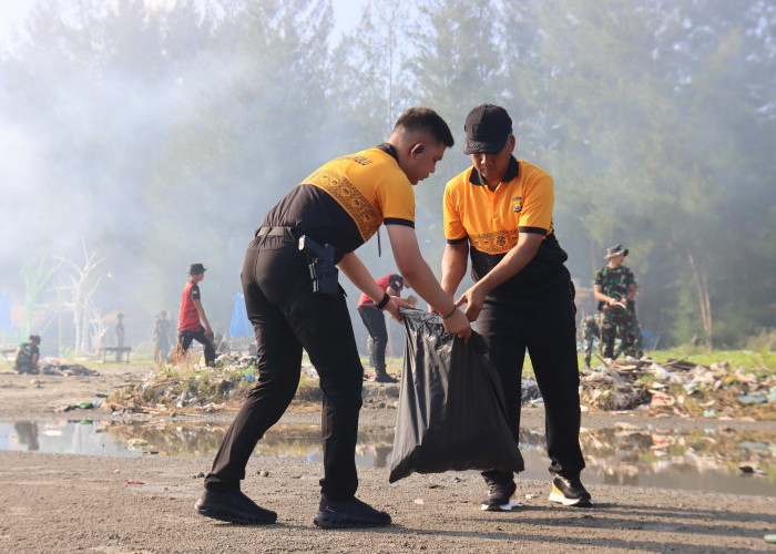 Gerakan GEMPAR Sinergikan Polda, Forkopimda, dan Masyarakat Jaga Kebersihan Pantai Jakat Bengkulu