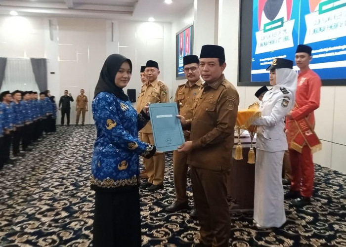 Wali Kota Bengkulu Serahkan 183 SK CPNS, Gaji Berlaku Mulai 1 April 2025