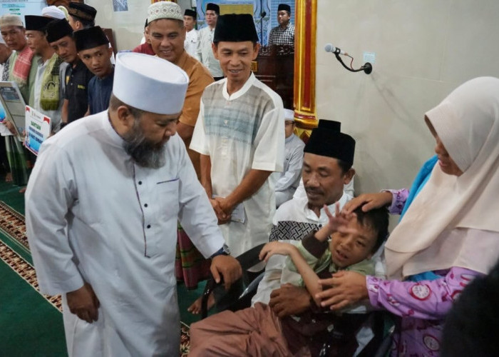 Helmi Hasan Serahkan Hibah Rp50 Juta dan Janjikan Rp 30 Miliar untuk Atasi Banjir Rawa Makmur