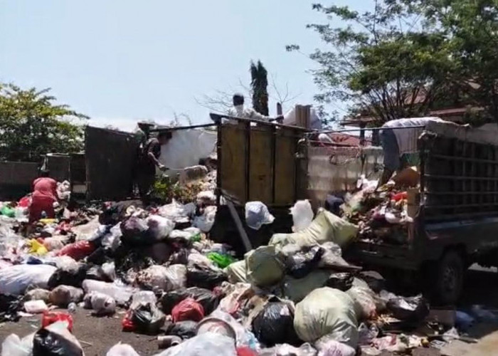 Protes Jalan TPA Rusak, Petugas Sampah LPM Buang Muatan di Kantor Wali Kota, Pemkot Tempuh Jalur Hukum