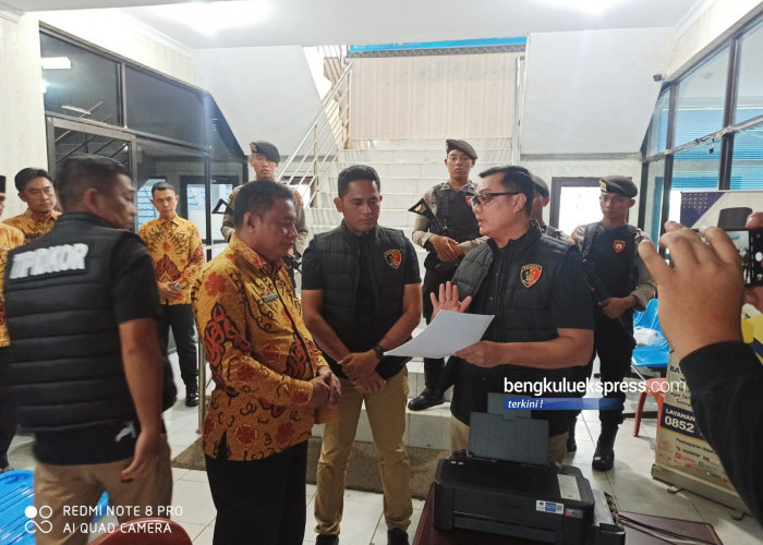 FOTO: Polda Bengkulu Geledah Kantor dan Rumah Direktur PDAM Tirta Hidayah