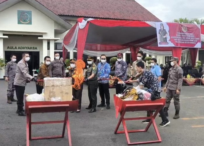 Kejari Bengkulu Musnahkan Barang Bukti Narkoba, Obat Terlarang, dan Sajam dari Puluhan Perkara Inkrah