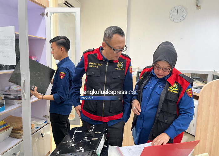Kasi Penyidikan Pidsus Kejati Bengkulu, Danang Prasetio memimpin tim penggeledahan di kantor PT Ratu Samban Mining (RSM) dan PT Tunas Bara Jaya di Jalan Sungai Rupat Bengkulu. Kamis, 17 Juli 2025. Foto: Istimewa/Penkum Kejati Bengkulu