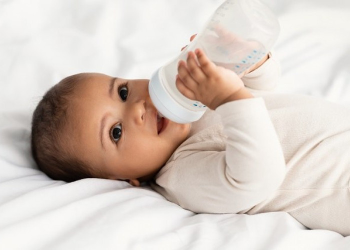 Amankah Bayi Minum Susu Botol sambil Tiduran?