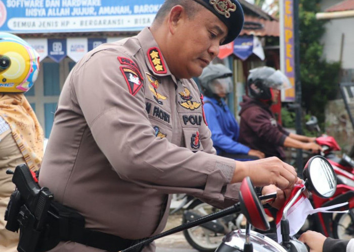 Wujud Sinergi dengan Masyarakat, Brimob Bengkulu Gelar Pembagian Bendera Serentak di Tujuh Titik