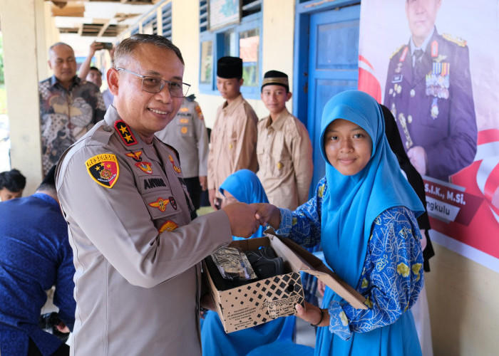 Kapolda Bengkulu Luncurkan Program Polda Bengkulu Peduli, Dua Sekolah di Kota Bengkulu Terima Manfaat