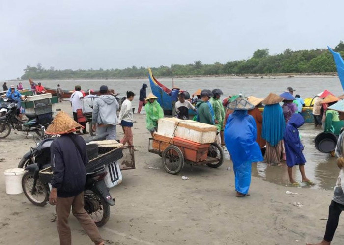 Perahu Nelayan Karam di Mukomuko, Tiga Korban Selamat Berkat Teknologi dan Respons Cepat Warga